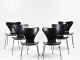 six chaises noires aux pieds métalliques sur fond blanc