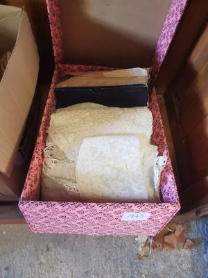 une boîte rose contenant une chemise blanche