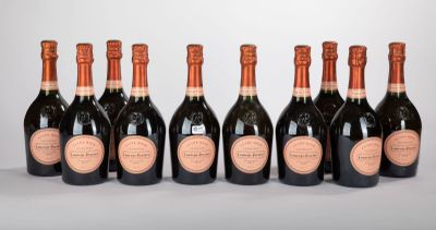 six bouteilles de champagne sont alignées