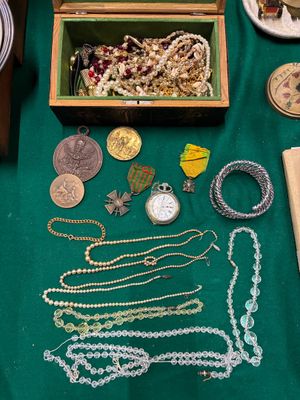 une table sur laquelle se trouvent de nombreux objets, notamment une horloge et d'autres objets