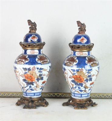 une paire de vases bleus et blancs ornés de fleurs et d'oiseaux