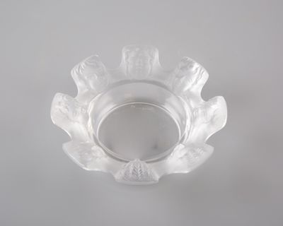 un bol en verre transparent contenant une fleur