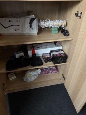 une armoire en bois sur laquelle sont posés de nombreux objets