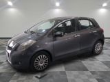 la photo d'une petite voiture garée dans un garage