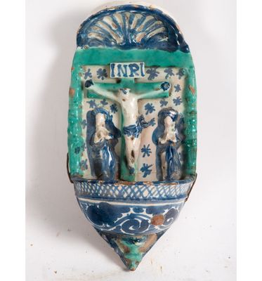 une plaque en céramique bleue et blanche sur laquelle est représenté un crucifix