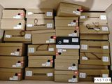 un grand nombre de boîtes empilées les unes sur les autres