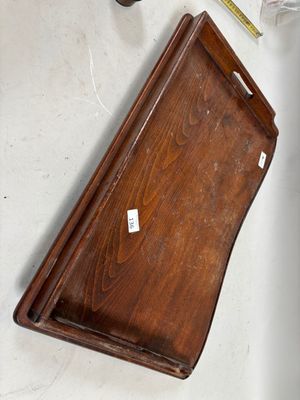 un plateau en bois posé sur une table