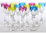 six verres à vin colorés sont alignés en rangée