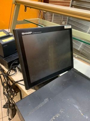 un écran d'ordinateur posé sur une table