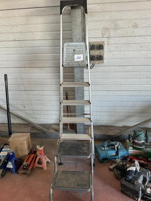 une échelle métallique qui se trouve dans un garage