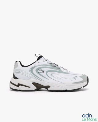 un gros plan sur une paire de baskets sur fond blanc