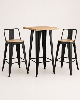un ensemble composé de trois tabourets et d'une table avec un plateau en bois