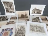 de nombreuses photos de bâtiments anciens posées sur la table