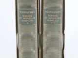 deux livres posés l'un sur l'autre sur une surface blanche