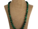 un collier de perles vertes autour du cou d'un mannequin