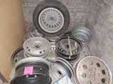un tas de jantes et de pneus par terre