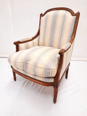 une vieille chaise dont le rembourrage a été arraché, arraché, arraché, arraché, arraché, arraché, arraché, arraché, arraché, arraché