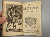 quelqu'un tient un livre sur lequel figure l'image d'un homme à cheval