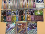 beaucoup de cartes pokemon sur la table
