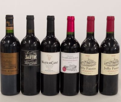 plusieurs bouteilles de vin sont alignées sur une surface blanche