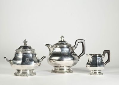 trois pièces de service à thé et à café en argent sur fond blanc