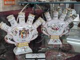 deux vases exposés dans une vitrine