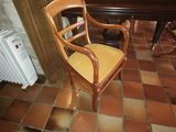 une chaise placée devant un piano