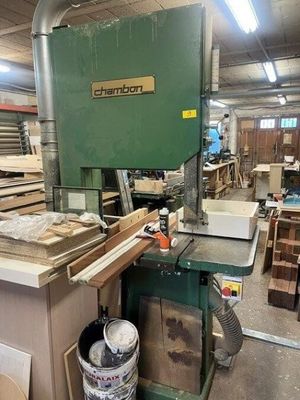 une machine qui se trouve dans une pièce où il y a de nombreuses pièces de bois