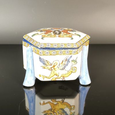 une petite boîte décorée d'un motif, posée sur une table