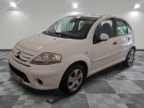 la photo d'une petite voiture blanche garée dans un garage