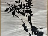 une peinture en noir et blanc représentant une femme tenant un bouquet de fleurs