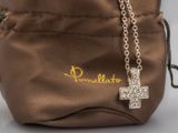 le petit sac est orné d'une croix à laquelle est attachée une chaîne