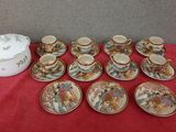 un ensemble de tasses et de soucoupes posées sur une table rouge