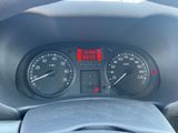 un gros plan du tableau de bord d'une voiture, avec un compteur de vitesse et des jauges