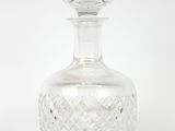 carafe en cristal avec bouchon, sur fond blanc