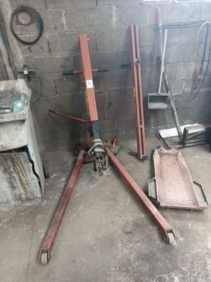 une photo d'un garage avec beaucoup d'outils sur le sol