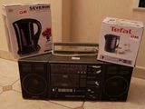 deux boîtes posées sur une chaîne hi-fi posée à même le sol