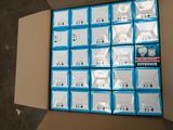 une boîte en carton contenant de nombreux types d'appareils électroniques différents