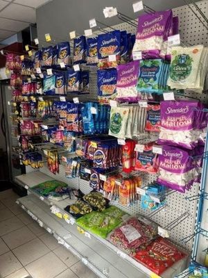de nombreux sachets de bonbons sur les rayons du magasin
