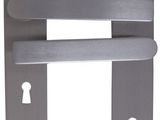 un gros plan d'une poignée de porte en métal sur fond blanc