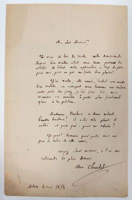 une lettre manuscrite rédigée par un homme qui tient une feuille de papier