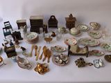 une table sur laquelle sont posés de nombreux objets anciens