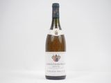 gros plan d'une bouteille de vin sur une surface blanche
