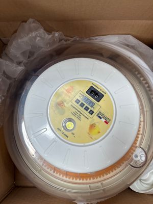 une assiette blanche dans une boîte en carton munie d'un couvercle en plastique