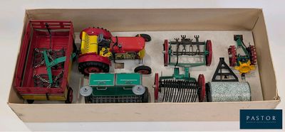 une boîte contenant tout un tas de jouets représentant des machines agricoles