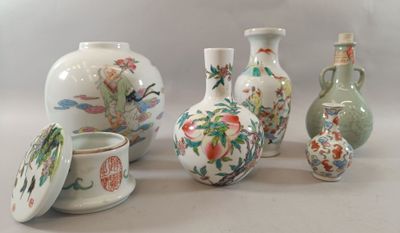 five vases and two cups sitting next to each other