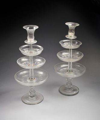 deux bougeoirs en verre transparent sont posés l'un sur l'autre