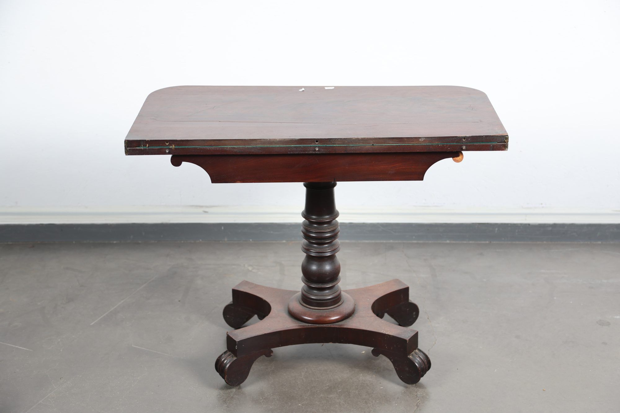 Table de jeu portefeuille en placage de ronce d'acajou ouvra…