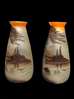 JOMA Paire de vases en verre à décor peint en camaïeu brun d…