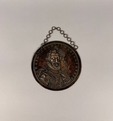 une image représentant une pièce de monnaie à laquelle est suspendue une chaîne